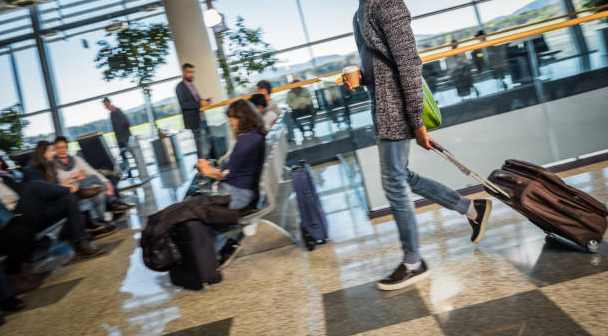 TikTok Debate Erupts Over Man’s Claim to Arrive 6+ Hours Early for Flights